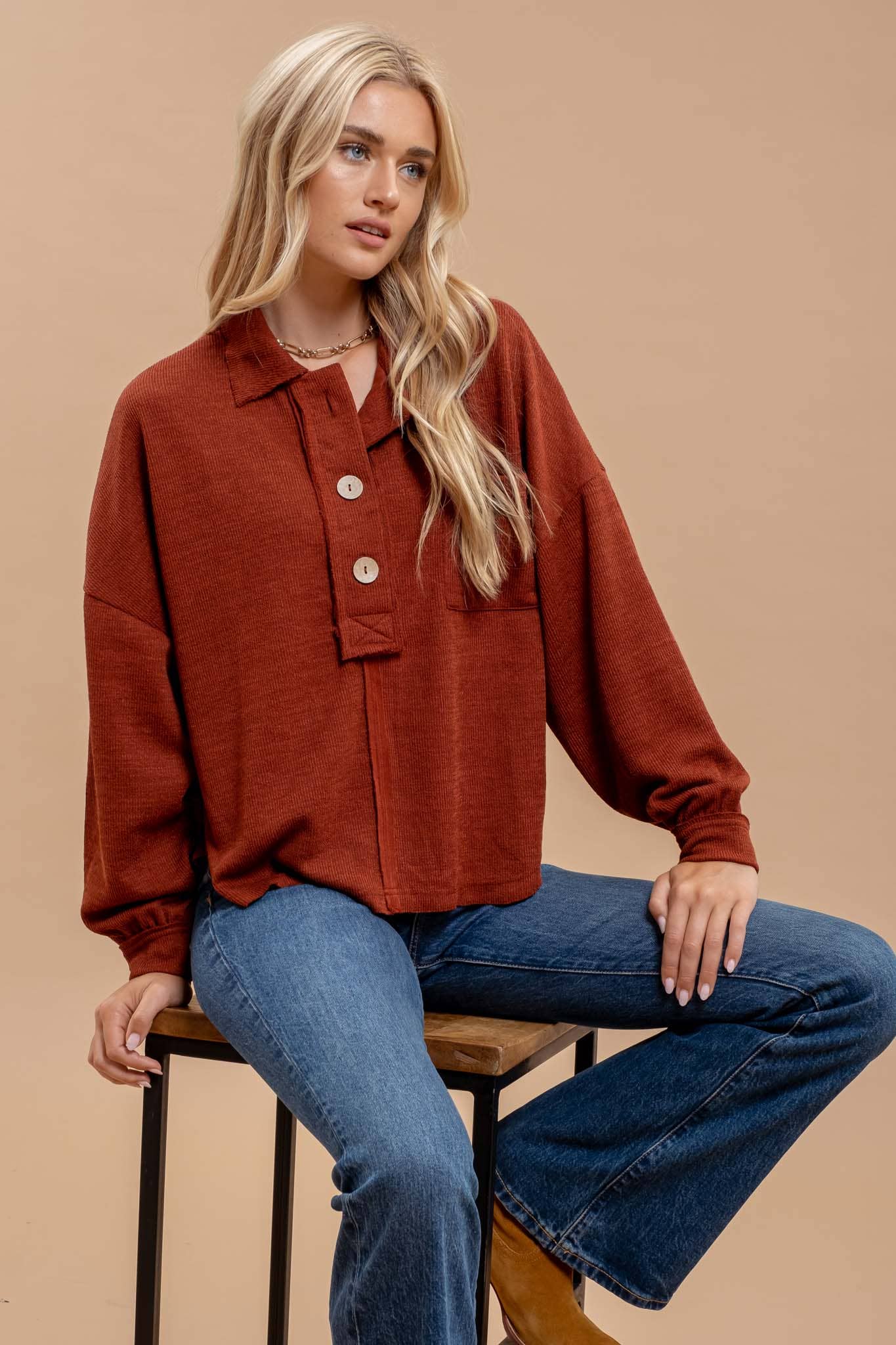 COLLARED RAW EDGE KNIT TOP: BRICK