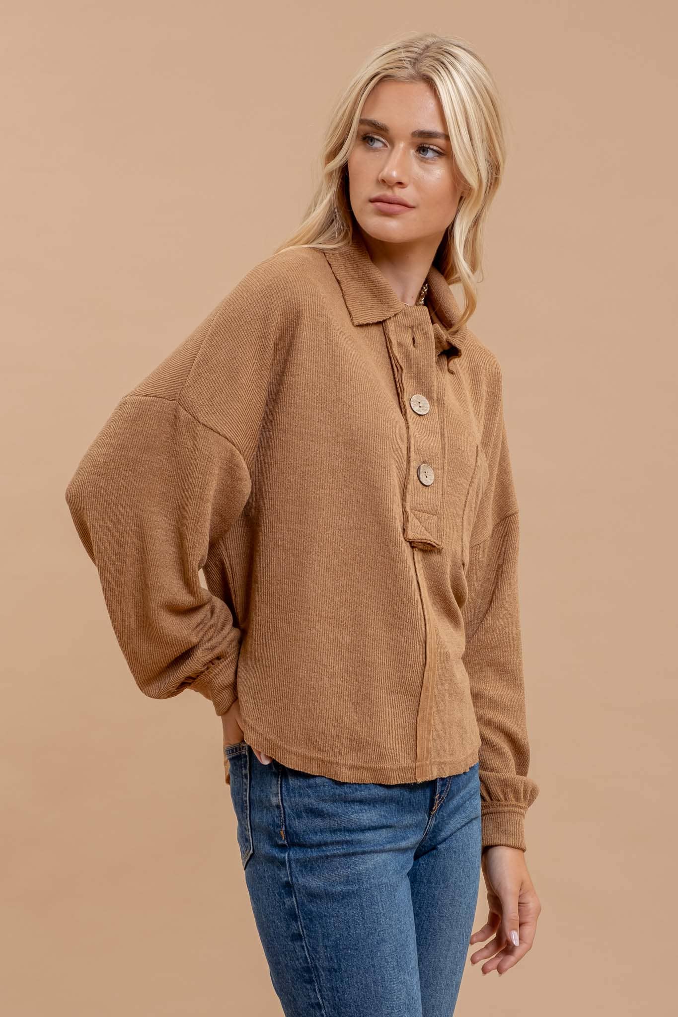 COLLARED RAW EDGE KNIT TOP: ALMOND