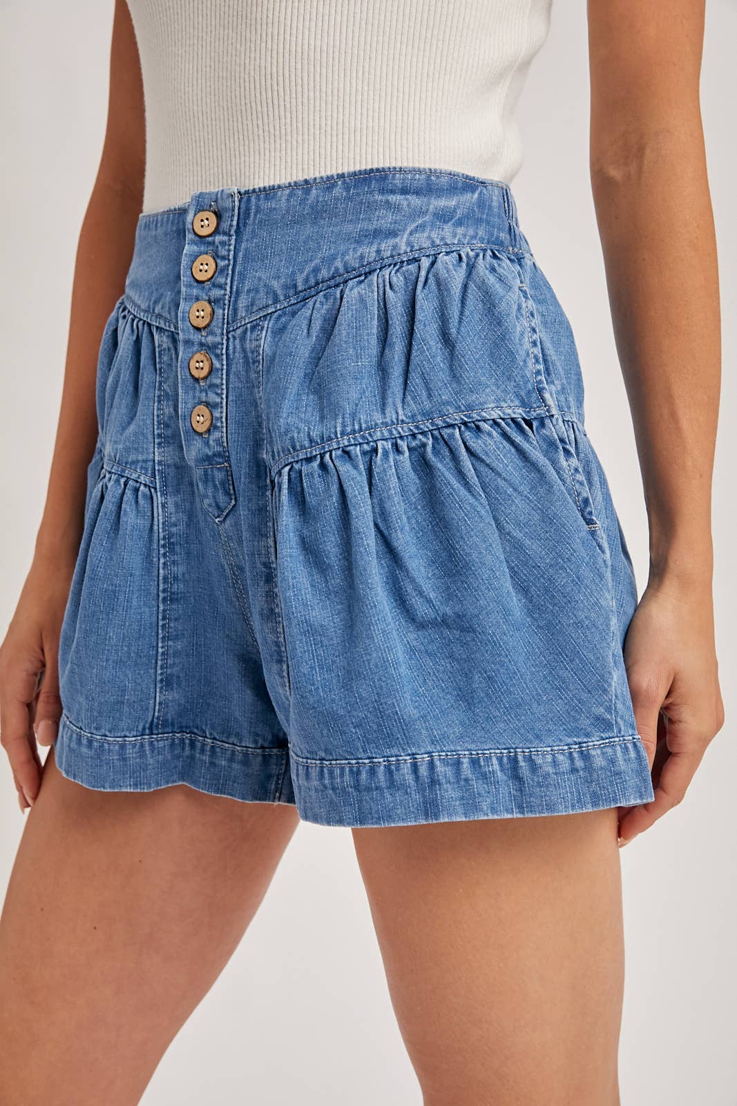 FLUER PLEATED DENIM SHORTS WITH POCKETS: MED.WASH
