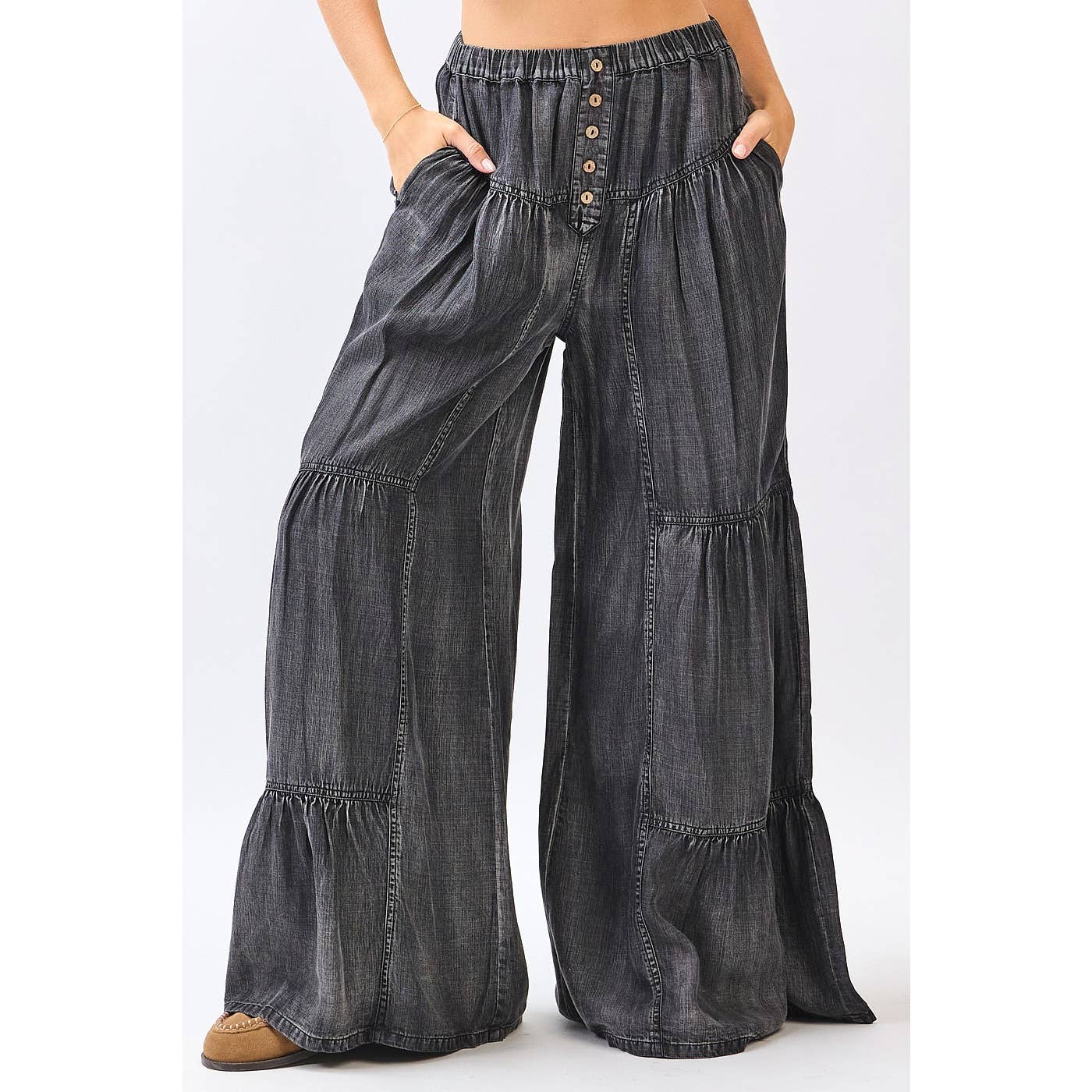 WASHED CHAMBRAY TIERED WIDE LEG BUTTON FRONT PANTS: BLACK