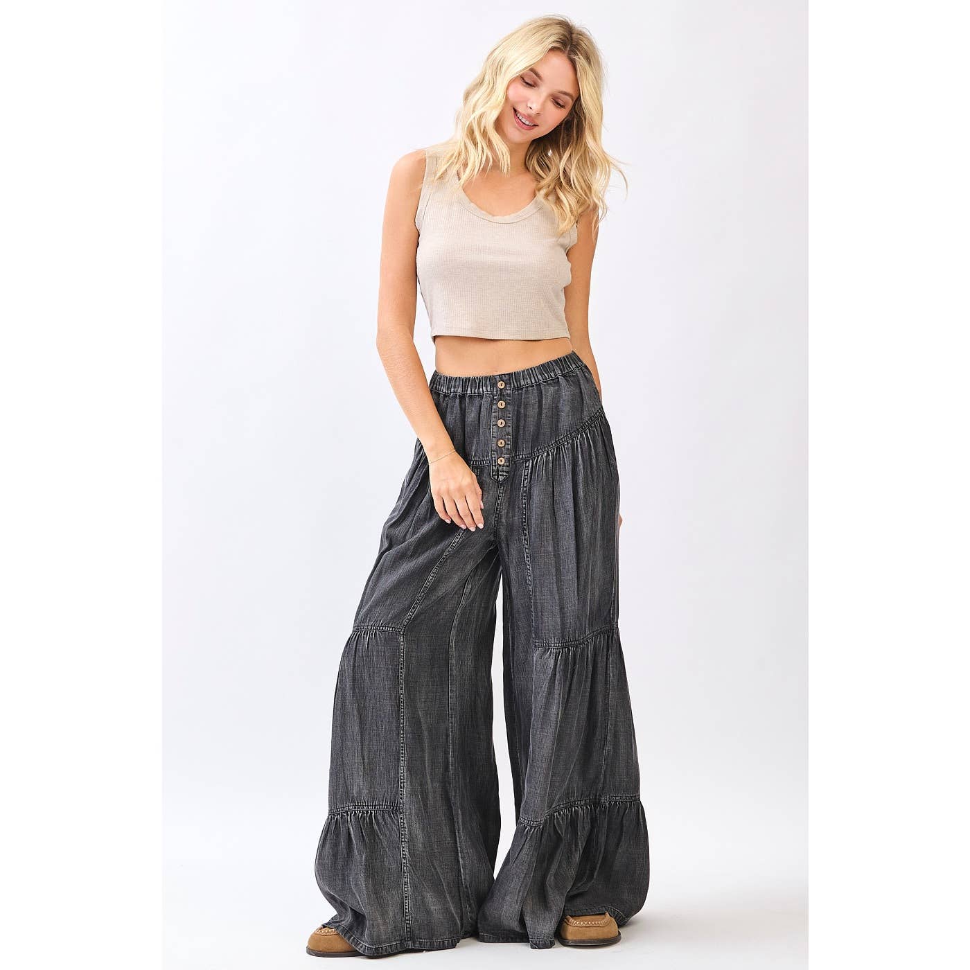 WASHED CHAMBRAY TIERED WIDE LEG BUTTON FRONT PANTS: BLACK